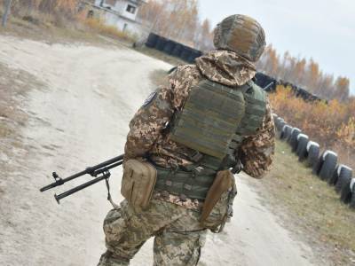 На Донбассе украинский военный получил ранение