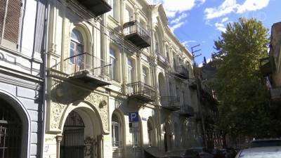 Удивительные экскурсии начали проводить в Тбилиси по подъездам старинных зданий