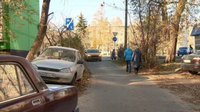 Пензячка пожаловалась на поток машин во дворе на ул. Карпинского