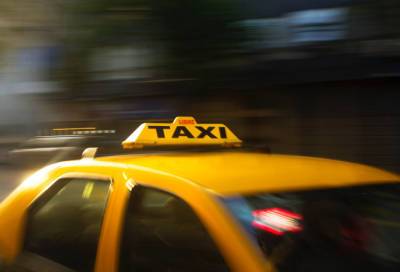 Петербургский таксист избил и ограбил пассажирку, притворившись своим коллегой