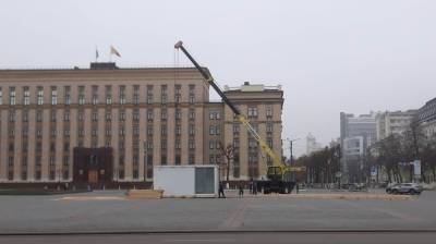 На площади Ленина в Воронежа начали устанавливать каток