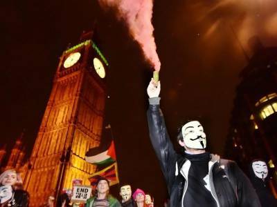 В Лондоне сожгли «Бориса Джонсона» и закидали полицейских петардами