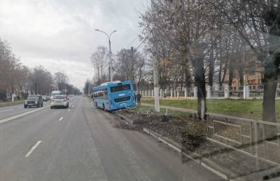 В Твери автобус снес дорожное ограждение
