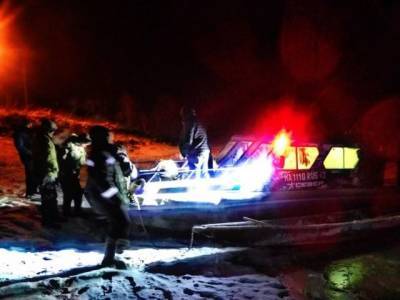 Застрявшим на лодке во льду кузбассовцам понадобилась помощь спасателей