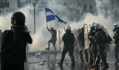 В Греции при разгоне полицией митинга ранили журналиста и пожарного