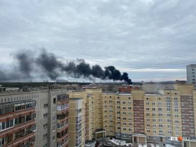 В Екатеринбурге горит цех по обработке резины