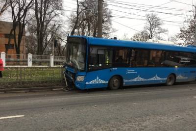 В Твери пассажирский автобус снёс металлическое ограждение