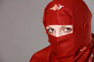 В Казани разразился скандал после видео модели у мечети