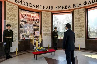 Зеленский в музее почтил память освободителей Киева