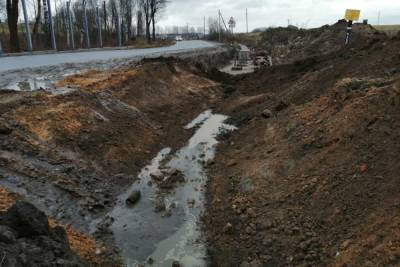 Дорожникам пришлось дважды перекапать примыкание к трассе в деревне Вартемяги