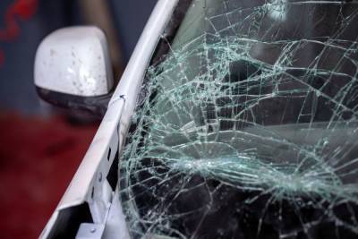 Skoda Fabia врезалась в бетонное ограждение в Кировском районе, водитель погиб