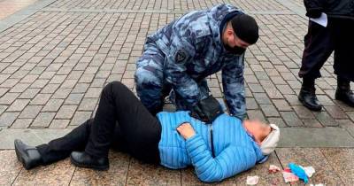 Сбившего пенсионерку электросамокатчика доставили в полицию Москвы