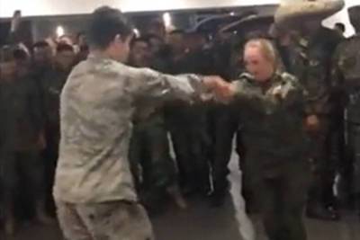 Пользователи Сети восхитились совместным танцем российских и американских военных