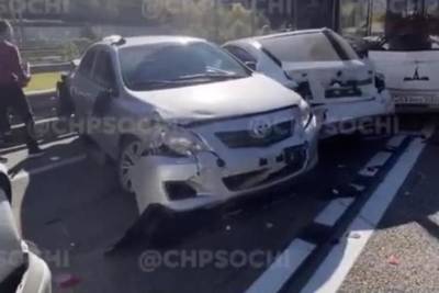 В Сочи в аварию попали три легковушки и автобус