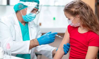 Первая страна в мире ввела обязательную вакцинацию детей от коронавируса