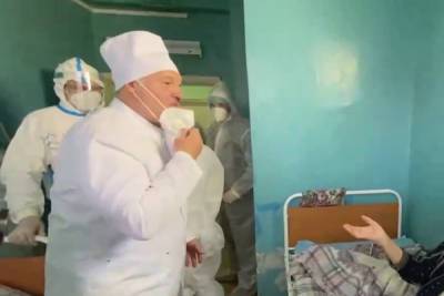 Лукашенко зашел в красную зону больницы и снял медицинскую маску