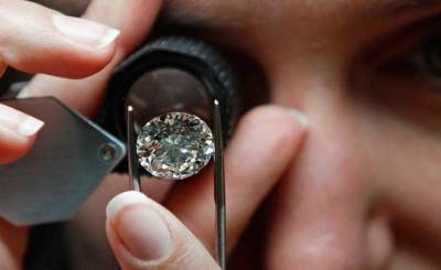 «Чуть было не выбросила в мусорку»: женщина нашла у себя дома ценнейший бриллиант