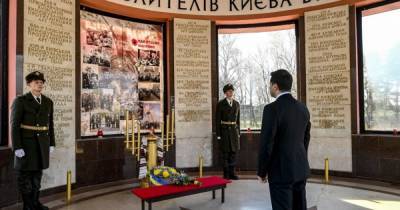 Зеленский почтил память павших бойцов, освобождавших Киев от нацистских оккупантов (ФОТО)