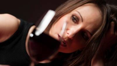 ТОП-5 губительных последствий употребления вина для женской красоты