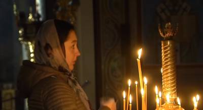 Священик УПЦ розповів про традицію ставити свічки у храмі