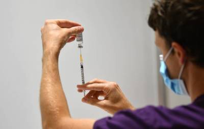 В Австралии полный курс вакцинации от COVID-19 прошло 80% населения