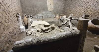 Три кровати, сундук и амфоры: археологи нашли нетронутую комнату рабов в Помпеях (видео)