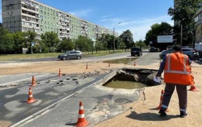 В Киеве прорвало водопровод: ряд жилых массивов остались без воды