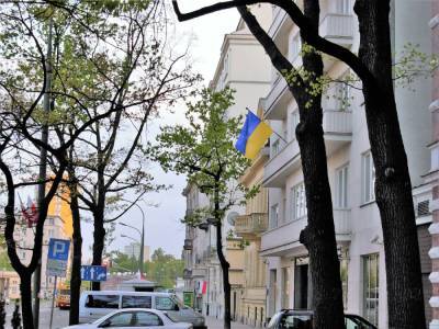 Украинское посольство назвало провокацией осквернение памяника Пилсудскому в Кракове