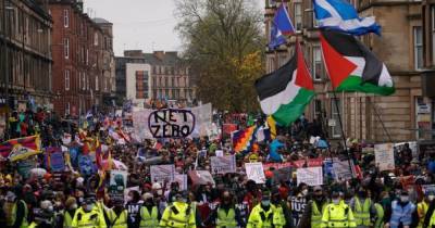 Грета Тунберг приняла участие в 100-тысячном климатическом марше в Глазго (ВИДЕО)