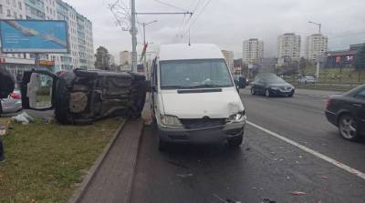 На улице Притыцкого произошло ДТП с опрокидыванием автомобиля