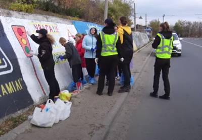 На одном из самых опасных участков дороги в Лисичанске появился важный сигнал: постарались дети