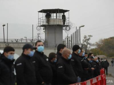 Участники митинга в поддержку Саакашвили установили палатки возле его тюрьмы и дали властям 24 часа