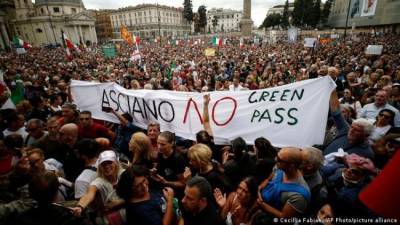 В Италии прошли столкновения между полицией и протестующими против ковид-сертификатов