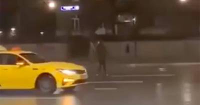 Перебегавший Кутузовский проспект мужчина попал на видео и возмутил россиян