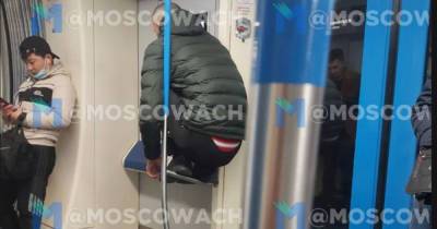 Поза пассажира в вагоне московского метро развеселила пользователей сети