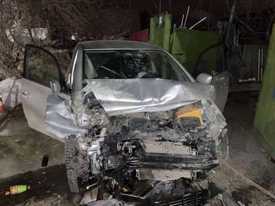 В Тюменской области машина врезалась в жилой дома