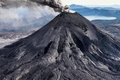 На Камчатке зафиксировали пепловые выбросы из Карымского вулкана
