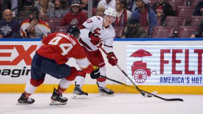Передача Свечникова не спасла «Каролину» от первого поражения в сезоне НХЛ