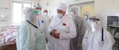 Сюр. Лукашенко пришел в ковидное отделение с респиратором под носом и снял его: видео видео