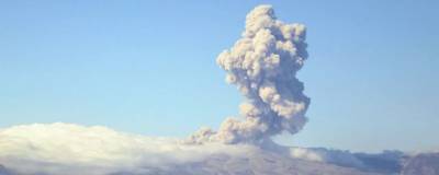 На Курилах вулкан Эбеко выбросил пепел на высоту более 2 км