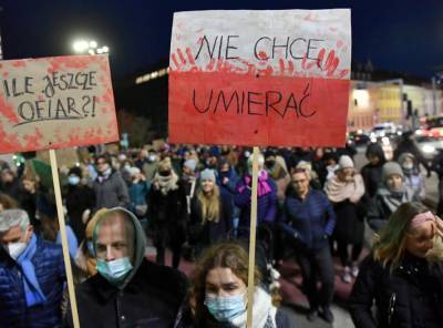 "Больше ни одной": В Польше прошли массовые акции в память об умершей беременной