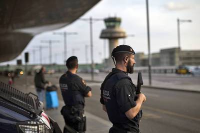 В Испании закрыли аэропорт после побега мигрантов из самолёта
