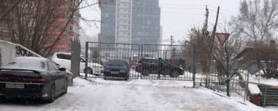 В Октябрьском районе Новосибирска ТСЖ перекрыло часть улицы шлагбаумом