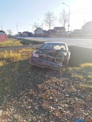 Раскуроченный автомобиль лежит в кювете возле сауны в Южно-Сахалинске