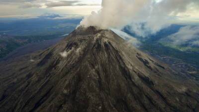 Вулкан Карымский на Камчатке дважды выбросил пепел