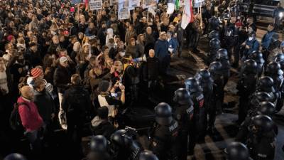 Сотрудники немецкой полиции разогнали протесты против нового локдауна