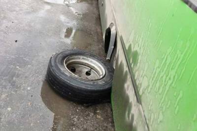 Плохой день для Японии: колесо автобуса покалечило два японских внедорожника в центре Северодвинска
