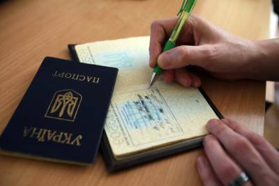 Украинцам отменили прописку в бумажных паспортах: зарегистрироваться можно будет в "Дії"