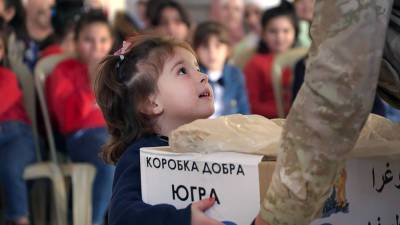 Российские военные доставили гуманитарную помощь в детский приют в Алеппо