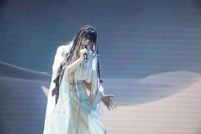 Диана Анкудинова восхитила Валерию исполнением хита Линды «Ворона» на «Шоумаскгоон»